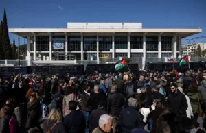 Manifestantes anti-guerra marcham sobre as embaixadas dos EUA e de Israel em Atenas após ataque ao Irã
