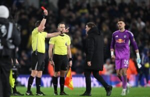 O técnico do Leeds, Daniel Farke, bate no árbitro ao pedir cartão vermelho após a derrota anulada do Man City