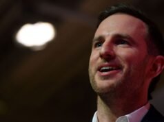 O que é aquele misterioso dispositivo de metal usado pelo diretor de design dos EUA, Joe Gebbia?