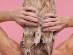 O cabelo da mulher continua piorando – até que ela olha para o chuveiro