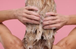 O cabelo da mulher continua piorando – até que ela olha para o chuveiro