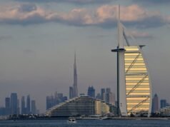 O icônico hotel Burj Al Arab de Dubai pegou fogo depois que um drone iraniano o derrubou