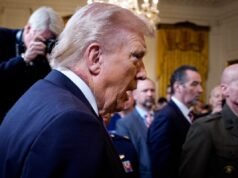 Apesar das desculpas da Casa Branca, erupção cutânea no pescoço de Trump levanta novas questões sobre sua saúde