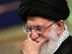 À medida que o Médio Oriente mergulha no conflito, um ataque EUA-Israel matou o Líder Supremo do Irão, Ali Khamenei.