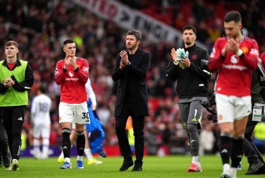 A grande decisão do Man United está se tornando clara quando a última ligação de Michael Carrick vale a pena