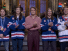 Estrelas do hóquei feminino dos EUA zombam do time masculino ao criticar Trump em aparição conjunta no SNL