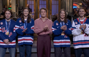 Estrelas do hóquei feminino dos EUA zombam do time masculino ao criticar Trump em aparição conjunta no SNL
