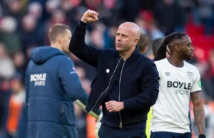 O técnico do Liverpool, Arne Slott, está cauteloso com o ressurgimento dos Lobos, que pretendem se classificar para a Liga dos Campeões