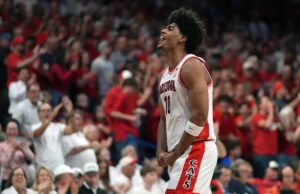 O número 2 do Arizona conquista a participação no título da temporada regular dos 12 grandes no retorno de KO Peat e derrota o número 14 do Kansas