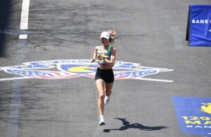 Jess McClain acidentalmente sai do curso enquanto liderava no final do Campeonato de Meia Maratona dos EUA e termina em 9º
