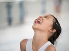 Neurociência do riso incontrolável em situações inadequadas