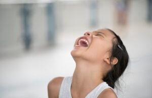 Neurociência do riso incontrolável em situações inadequadas