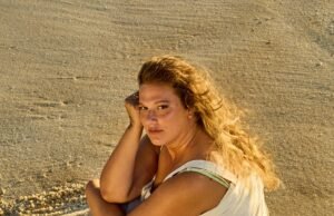 Alice Camimi rebobina o cancioneiro do avô, Dorival Camimi com ‘Present Look’ em álbum previsto para abril