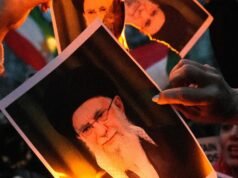 Morte do aiatolá Khamenei do Irã provoca revolta entre clientes de Khalsi