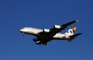 Voo com destino a Londres traz de volta britânicos presos em Abu Dhabi