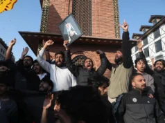 Milhares de pessoas protestam na Caxemira da Índia após a morte de Khamenei