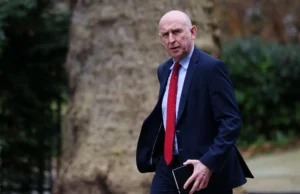 Secretário de Defesa britânico diz que “muito poucas pessoas lamentam” o aiatolá Khamenei do Irã