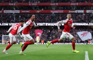 A emocionante vitória do Arsenal sobre o Chelsea leva o Manchester United ao terceiro lugar