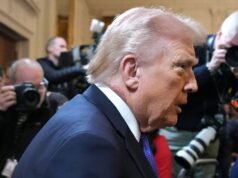 Médico da Casa Branca explica erupção no pescoço do presidente Trump em evento da Medalha de Honra