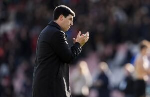 O técnico do Bournemouth, Andoni Iraola, quer mais ritmo do árbitro Jared Gillett