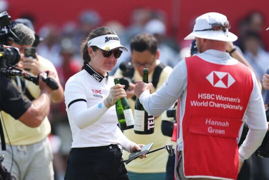Hannah Green vence o HSBC em Cingapura com o marido jogando como caddie