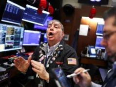 As ações dos EUA fecharam estreitamente mistas em negociações voláteis após ataques aéreos ao Irã