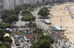 Manifestantes realizaram ação contra Lula e ministros do STF em Copacabana