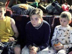 O criador de Malcolm in the Middle passava uma hora por semana escrevendo cartas de desculpas aos pais