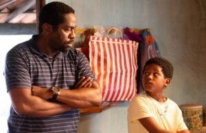 Menino de 11 anos comemora trabalho em filme premiado com Lázaro Ramos