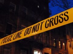 Homem de Nova York é preso por esfaquear a namorada até a morte e agredir seu filho de 16 anos em seu apartamento no Bronx