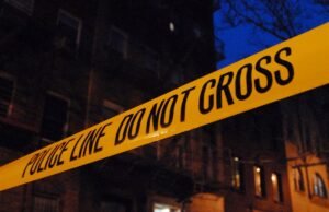 Homem de Nova York é preso por esfaquear a namorada até a morte e agredir seu filho de 16 anos em seu apartamento no Bronx