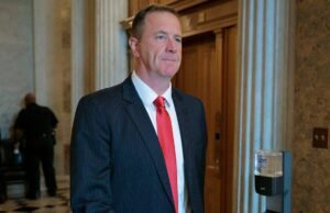 O senador Eric Schmidt renovou o impulso para o projeto de desnaturalização após ataques gêmeos