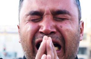 Milhares de pessoas reuniram-se em Teerão para lamentar a morte de Khamenei