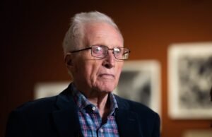 David Dimbleby ‘horrorizado’ com os planos da BBC de cortar 2.000 empregos: ‘Por que diabos eles fizeram isso?’