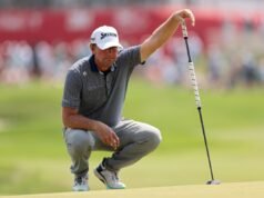 O jogador de golfe do PGA Tour Lucas Glover explica por que tirou os sapatos em um incidente bizarro no 3M Open