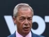 O líder reformista do Reino Unido, Nigel Farage, deixa o parlamento em meio a uma investigação sobre doações financeiras e disputará novamente seu assento