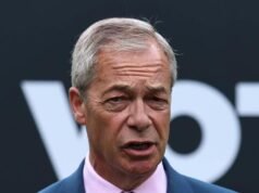 O líder reformista do Reino Unido, Nigel Farage, deixa o parlamento em meio a uma investigação sobre doações financeiras e disputará novamente seu assento