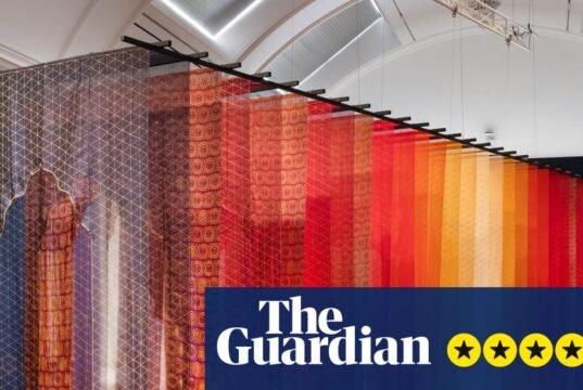 Revisão de Tangled and Woven – Têxteis magistralmente fiados que transcendem fronteiras, cultura e tempo. arte e design