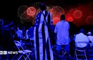 Os Estados Unidos comemoraram seu 250º aniversário com fogos de artifício, sobrevoos e condições climáticas extremas