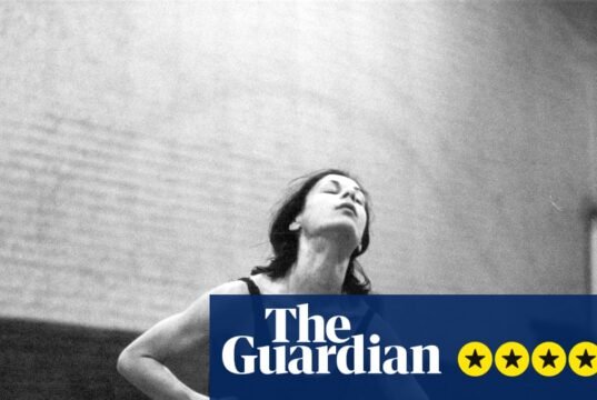 Yvonne Rainer, Trio A review: É um grande privilégio ver esta performance emocionante de graça. arte e design