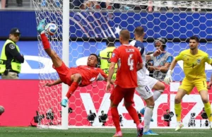 A Suíça fez duas alterações e a Argélia fez três alterações para os últimos 32 jogos da Copa do Mundo.