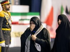 Uma grande multidão se reuniu para o funeral do aiatolá Khamenei em Teerã