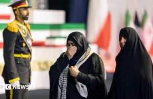 Uma grande multidão se reuniu para o funeral do aiatolá Khamenei em Teerã
