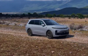 Alguns veículos elétricos podem percorrer 1.300 km antes de serem recarregados, com o motor a combustível atuando como extensor de autonomia.