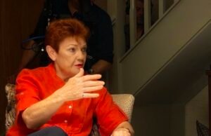 Pauline Hanson encontra-se com o líder de extrema direita britânico, Tommy Robinson