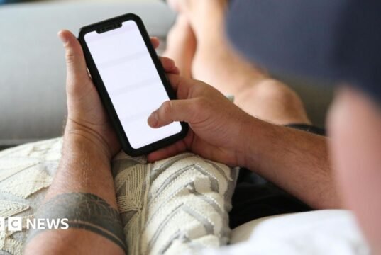 Interrupção da Telstra: trens e chamadas de emergência afetados na Austrália devido à interrupção das telecomunicações