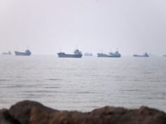 Um navio-tanque pegou fogo na costa de Omã após ser atingido por um projétil no Estreito de Ormuz