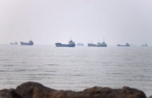 Um navio-tanque pegou fogo na costa de Omã após ser atingido por um projétil no Estreito de Ormuz
