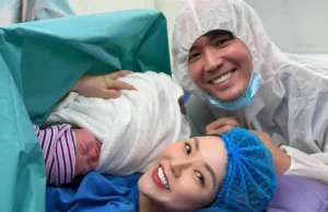O ator Desmond Ng e sua esposa Kany Seng dão as boas-vindas ao primeiro filho, um menino