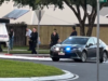 A polícia de Queensland atirou em duas pessoas em Cairns após relatos de um homem armado com facas